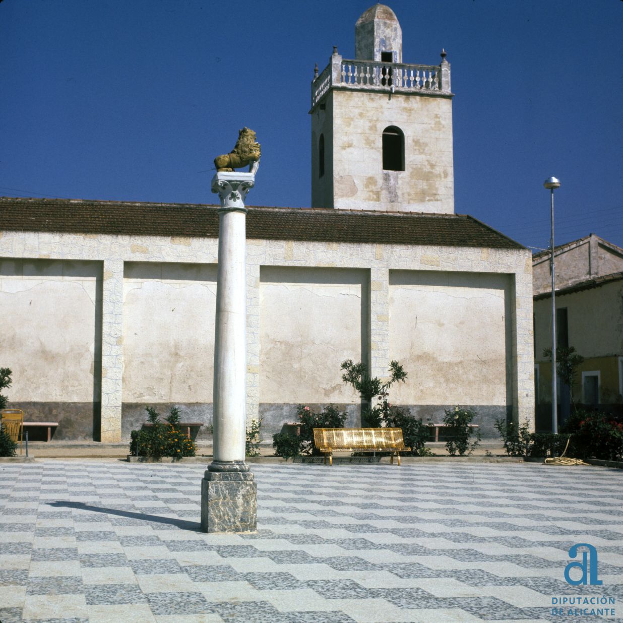 Columna del león en la década de 1980.