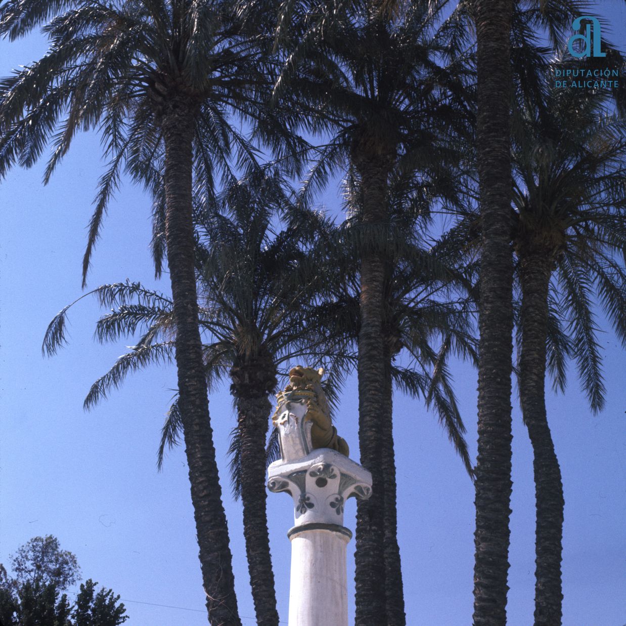 Columna del león en la década de 1980.